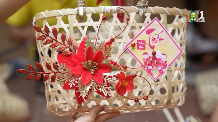Giỏ quà được làm bằng nan tre đang được ưa chuộng bởi giá thành rẻ, hình thức đẹp, mẫu mã đa dạng, đặc biệt là có thể tái sử dụng.