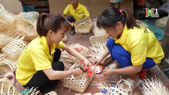 Công việc đan lát hàng mây tre tuy không nặng nhọc nhưng cần sự tỉ mỉ, khéo léo, kỹ thuật và kinh nghiệm.