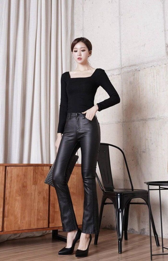 Kết hợp quần da với áo thun dài tay cũng là một gợi ý phù hợp dành cho các quý cô.