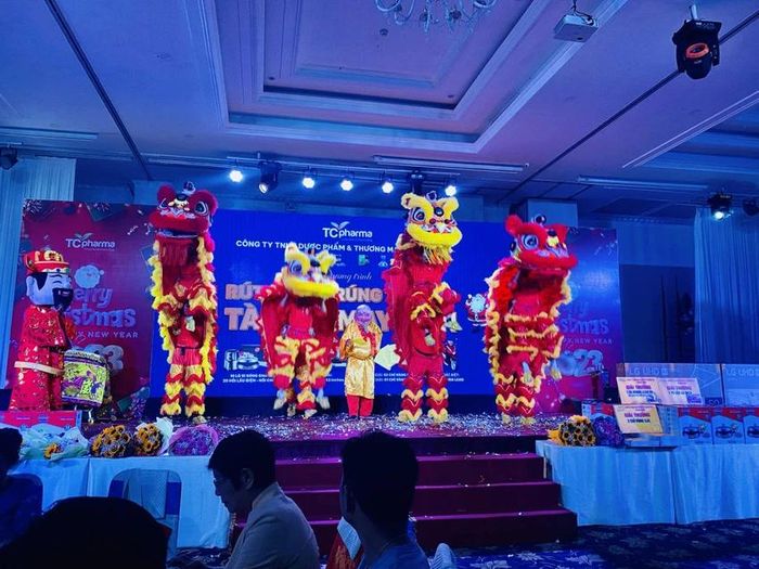  Khách hàng chủ yếu của dịch vụ múa lân là doanh nghiệp và các tiểu thương khai trương đầu năm. Ảnh: CAO Ý 