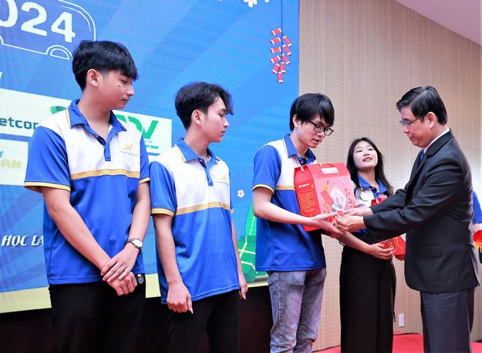  TS Lâm Thành Hiển, Hiệu trưởng Trường ĐH Lạc Hồng, tặng quà Tết 2024 cho sinh viên có hoàn cảnh khó khăn 