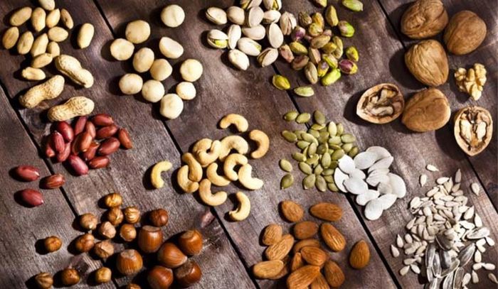 Một nắm nhỏ các loại hạt giàu chất béo lành mạnh, Protein và chất xơ mỗi ngày có tác dụng tuyệt vời trong việc giảm nguy cơ mắc bệnh tim.