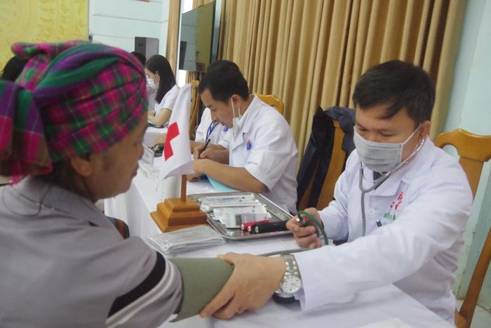Đội ngũ y, bác sĩ khám bệnh, cấp thuốc miễn phí cho nhân dân. Ảnh: Viết Lam