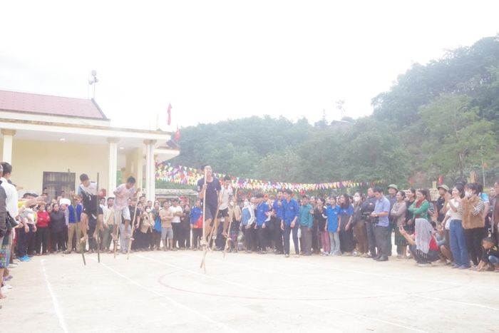 Thanh niên các bản làng thi tài ở môn đi cà kheo. Ảnh: Viết Lam