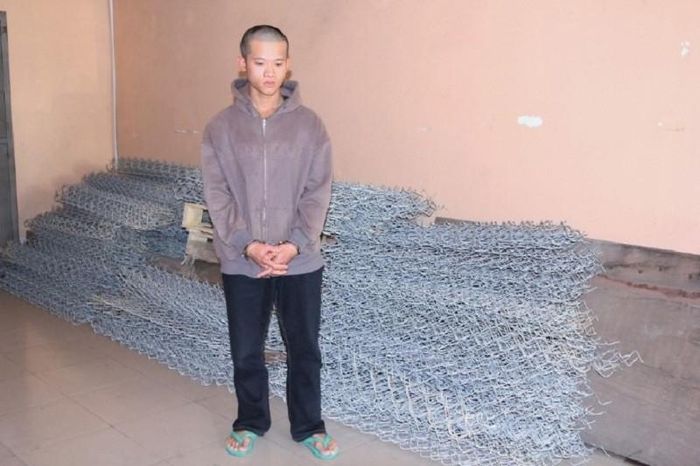Nguyễn Cao Siêu cùng tang vật vụ án. Ảnh: CANA