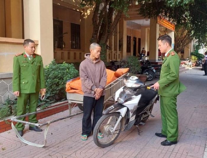 Nguyễn Cao Siêu cung tang vật gây án. Ảnh: CANA