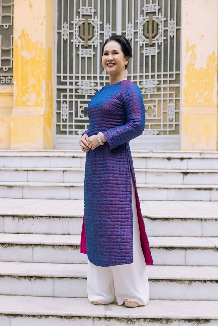 Chỉ cần mặc tấm áo dài chần bông, khoác thêm chiếc khăn nhung the cũng đủ đem đến cảm giác ấm áp và hoài niệm trong những ngày xuân mới.