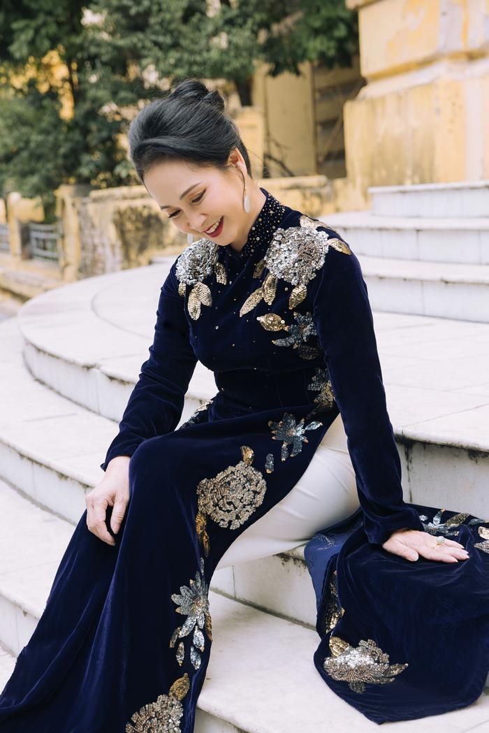 Nữ diễn viên Thương ngày nắng về e ấp cùng vẻ đẹp dịu dàng ở tuổi 62. 