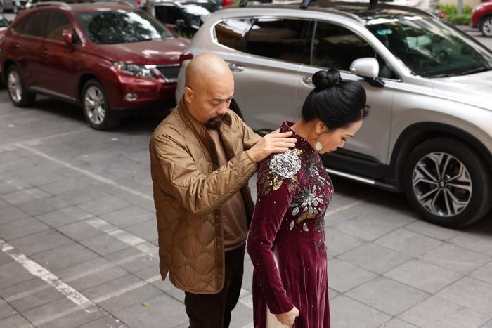 NTK Đức Hùng tỉ mỉ điều chỉnh trang phục để NSND Lan Hương có được hình ảnh đẹp nhất. 