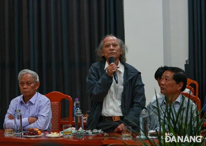 Nhà báo Ngô Quy Nhơn, nguyên Tổng Biên tập Báo Đà Nẵng phát biểu tại hội nghị. Ảnh: XUÂN SƠN