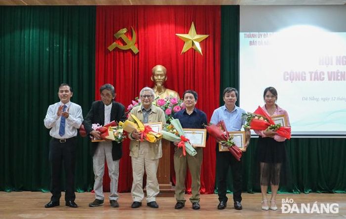 Nhà báo Nguyễn Đức Nam, Tổng Biên tập Báo Đà Nẵng (trái) đại diện Ban Biên tập Báo Đà Nẵng khen thưởng 5 CTV tiêu biểu xuất sắc năm 2023. Ảnh: XUÂN SƠN