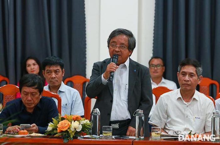Giáo sư Trần Văn Nam, nguyên Giám đốc Đại học Đà Nẵng chia sẻ ý kiến tại hội nghị. Ảnh: XUÂN SƠN