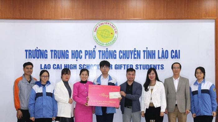  Trao suất học bổng cho học sinh Nguyễn Trần Trung, lớp 12 Toán Trường THPT Chuyên Lào Cai. 