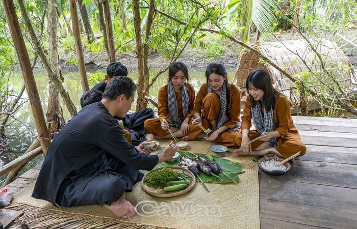Bữa cơm ở Làng rừng thể hiện nếp sống đùm bọc, tương trợ lẫn nhau với mối quan hệ đồng chí, đồng bào, cùng chung lưng đấu cật, hết lòng phục vụ kháng chiến.