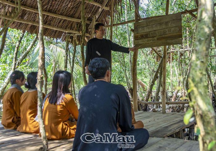 Tái hiện trường học thời chiến, dạy cho cả trẻ em và người lớn, người biết chữ dạy cho người chưa biết chữ, người biết chữ nhiều dạy người biết chữ ít.