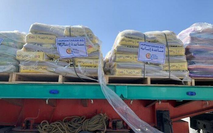 Một chuyến hàng viện trợ nhân đạo chờ vào Dải Gaza sau kiểm tra an ninh tại cửa khẩu Kerem Shalom. Ảnh: Times of Israel