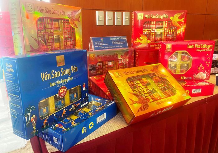 Trưng bày sản phẩm tiêu biểu cấp thành phố năm 2023 tại hội nghị.