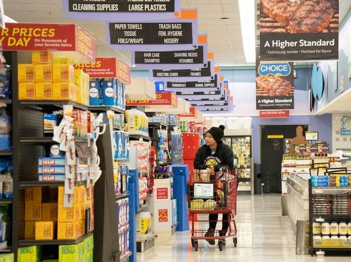 Khách hàng mua sắm tại một siêu thị ở Millbrae, California, Mỹ. Ảnh: THX/TTXVN