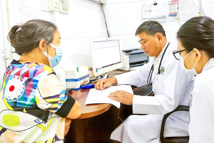  Bác sĩ Phòng khám đa khoa khu vực Thảo Điền, TP Thủ Đức, TPHCM thăm khám cho bệnh nhân. Ảnh: QUANG HUY 