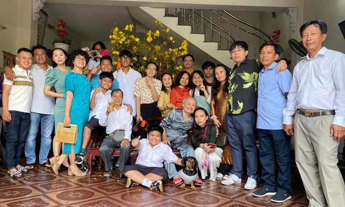  Gia đình chụp ảnh lưu niệm ngày tết 