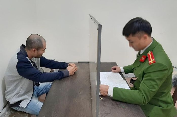 Công an lấy lời khai Trương Văn Quế. (Ảnh: CANA).