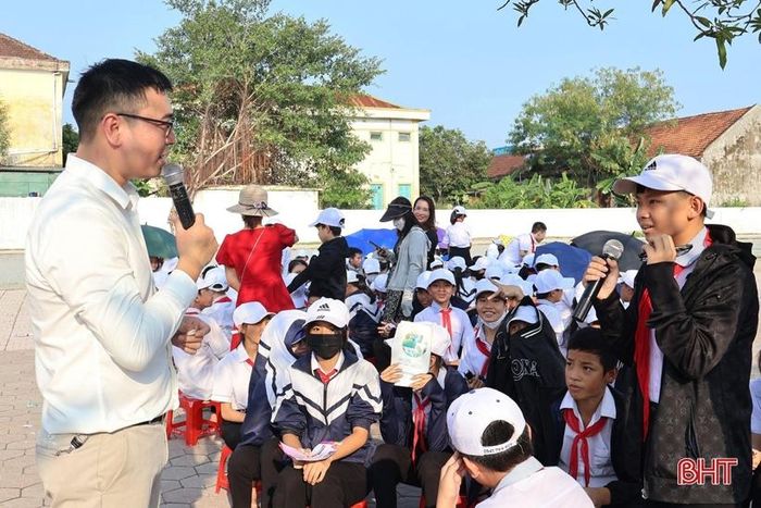 Cán bộ Chi cục DS/KHHGĐ tỉnh tuyên truyền, tư vấn sức khỏe sinh sản, giới tính cho học sinh.