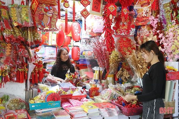 Các quầy hàng trang trí tết tại chợ thành phố Hà Tĩnh đã nhập nhiều mặt hàng đa dạng, phong phú để khách hàng có thêm nhiều sự lựa chọn.