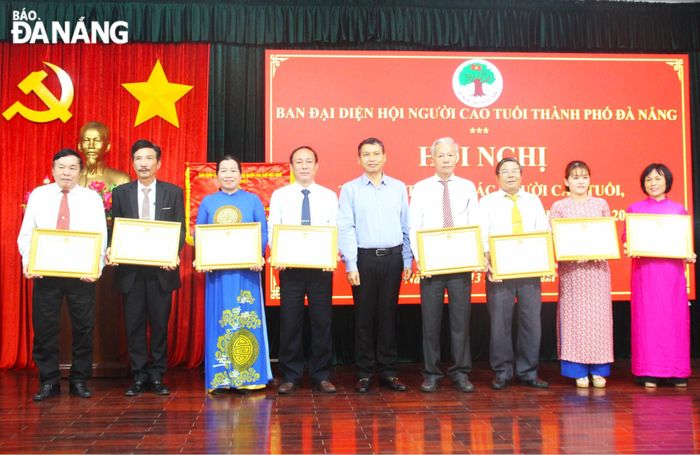 Phó Chủ tịch Thường trực UBND thành phố Hồ Kỳ Minh (thứ 5, bên trái sang) trao Bằng khen của Chủ tịch UBND thành phố cho các cá nhân có thành tích xuất sắc năm 2023. Ảnh: N.Q