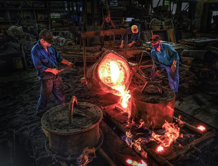 Đúc gang. Ảnh: Đinh Hữu Cương