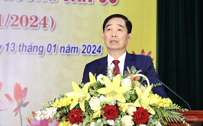 Lãnh đạo thành phố Việt Trì phát biểu chúc mừng phường Vân Cơ tại lễ kỷ niệm.