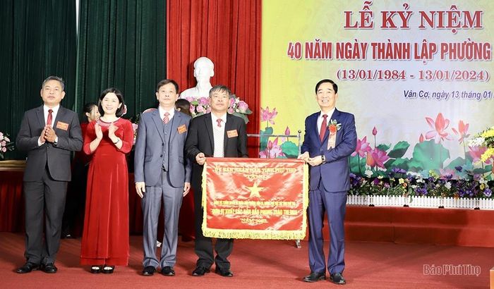 Đảng bộ, chính quyền, nhân dân phường Vân Cơ vinh dự đón nhận Cờ đơn vị xuất sắc dẫn đầu phong trào thi đua năm 2023 của UBND tỉnh.