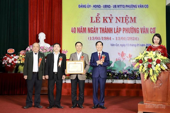Lãnh đạo thành phố Việt Trì trao Bằng khen của Chủ tịch UBND tỉnh cho tập thể, cá nhân có thành tích xuất sắc trong phong trào thi đua chào mừng kỷ niệm 40 năm ngày thành lập phường Vân Cơ.