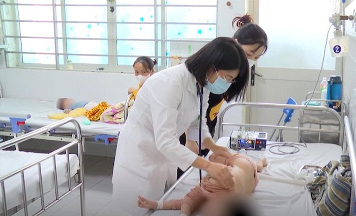 TS Đỗ Thị Thúy Nga - Trung tâm Bệnh Nhiệt đới, Bệnh viện Nhi Trung ương thăm khám cho bệnh nhi.