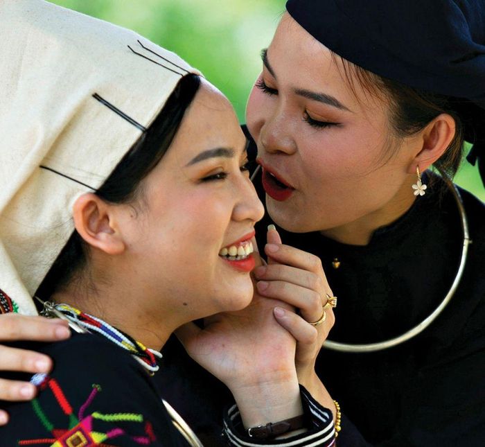 Thì thầm.