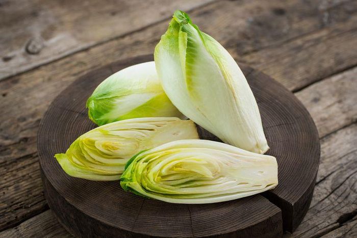 Endive (rau diếp xoăn).