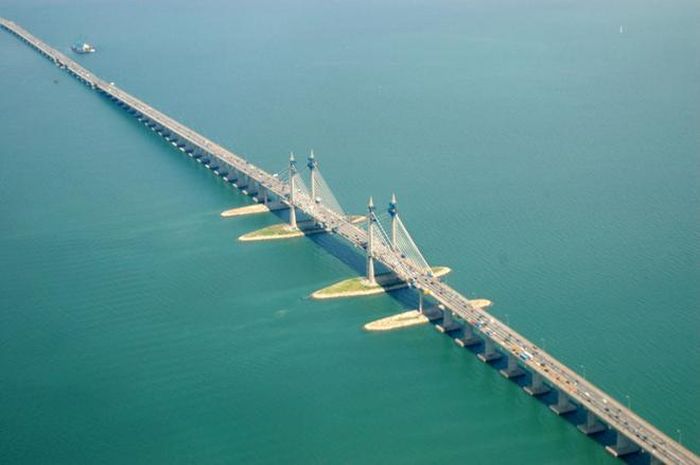 Abdul Halim Mu’adzam Shah hay còn gọi là Cầu Penang 2, là cây cầu văng dây nối từ thị trấn Batu Kawan trên đất liền tới thị trấn Batu Maung trên đảo