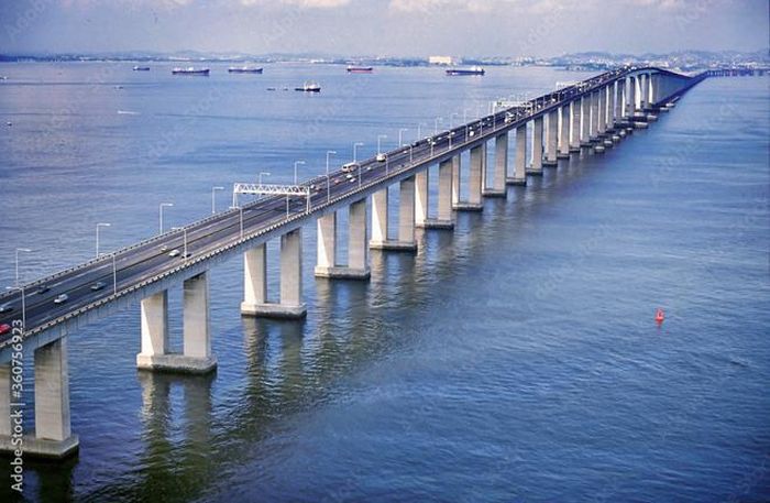Rio - Niterói là cây cầu theo kiểu rầm hộp ở Vịnh Guanabara, Rio de Janeiro, Brazil