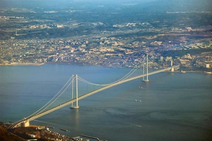 Cầu Akashi Kaikyo là một cầu treo kiểu kết cấu dây võng ở Nhật Bản bắc qua vịnh Akashi rộng lớn.