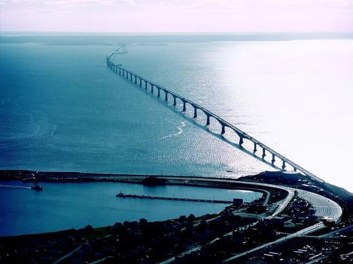 Confederation là cây cầu trên băng một trong những cây cầu dài nhất thế giới, nối liền đảo hoàng tử Edward Prince, phía Đông Canada với New Brunswick