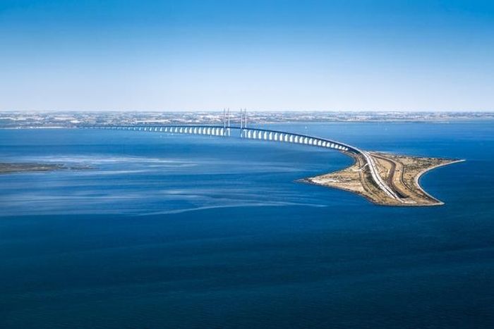 Cầu The Oresund - Đan Mạch và Thụy Điển là cây cầu kết hợp giữa một cầu dây văng trên mặt nước dài 8km và một đường hầm ngầm dưới lòng biển dài 4km