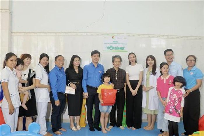 Trao tặng khu vui chơi dành cho thiếu nhi “Vui lên nha” trị giá 50 triệu đồng, công trình được đặt tại Bệnh viện Tâm thần Trung ương II tỉnh Đồng Nai. Ảnh: Lê Xuân-TTXVN