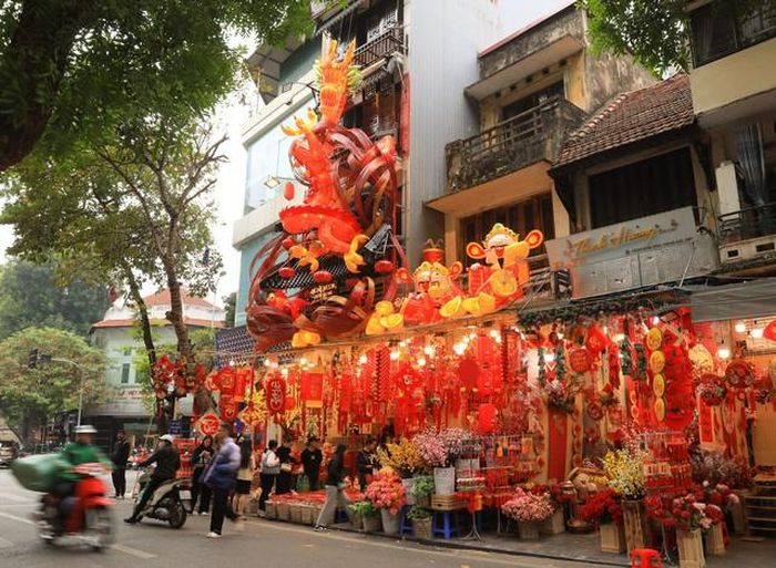Một cửa hàng trên phố Hàng Mã làm mô hình rồng đỏ cao 12m nhân dịp Tết Giáp Thìn. Ảnh: Hoàng Hiếu - TTXVN