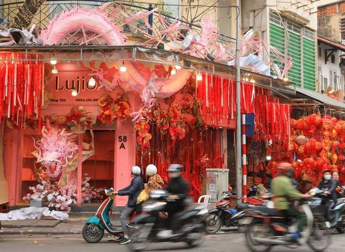 Một cửa hàng trên phố Hàng Mã trang trí mô hình rồng bắt mắt. Ảnh: Hoàng Hiếu - TTXVN
