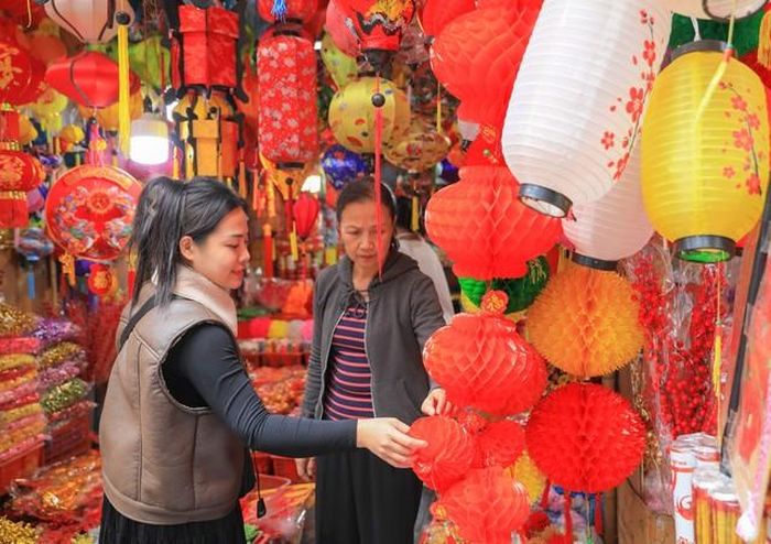 Một cửa hàng đèn lồng với màu đỏ chủ đạo trên phố Hàng Mã. Ảnh: Hoàng Hiếu - TTXVN