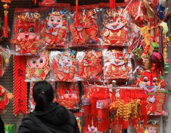 Người dân chọn mua hình rồng - biểu tượng của năm Giáp Thìn. Ảnh: Hiếu - TTXVN