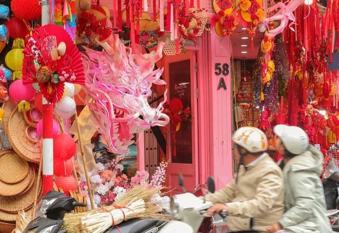 Mô hình rồng trên phố Hàng Mã thu hút sự chú ý của nhiều người dân. Ảnh: Hoàng Hiếu - TTXVN