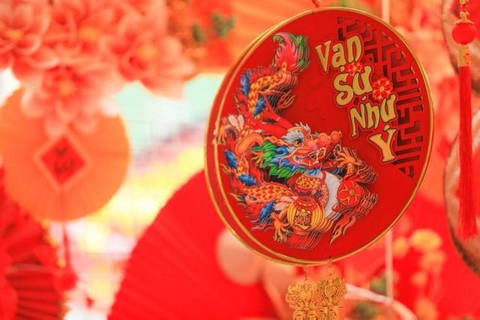 Phụ kiện trang trí Tết 2024 Giáp Thìn với lời chúc "Vạn sự như ý" trên phố Hàng Mã. Ảnh: Hoàng Hiếu - TTXVN