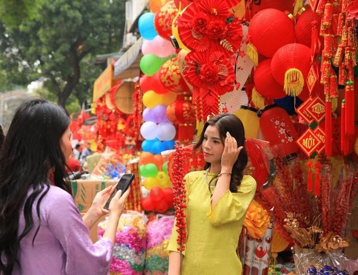 Phố Hàng Mã là điểm "check in" quen thuộc của người dân Hà Nội mỗi dịp Tết đến, Xuân về. Ảnh: Hoàng Hiếu - TTXVN