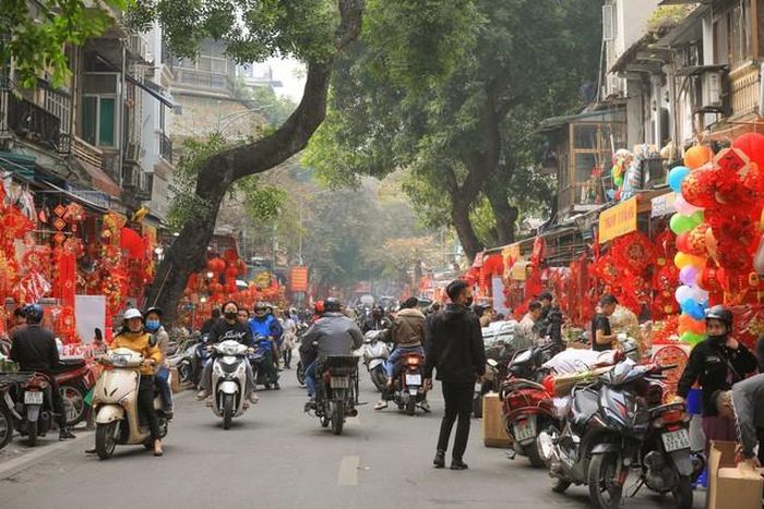 Phố Hàng Mã chuẩn bị đón Tết nguyên đán Giáp Thìn. Ảnh: Hoàng Hiếu - TTXVN