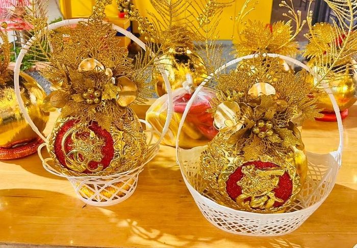 Dừa dát vàng có nhiều màu như vàng, đỏ, xanh trong đó màu vàng được ưu chuộng nhất. Ảnh: Duadatvang